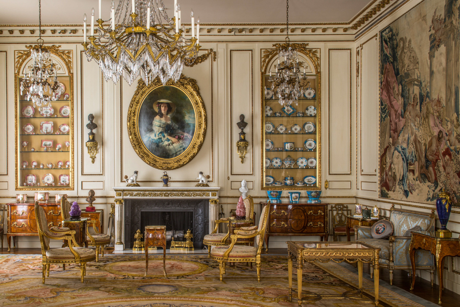 Room with fancy decorations and paintings