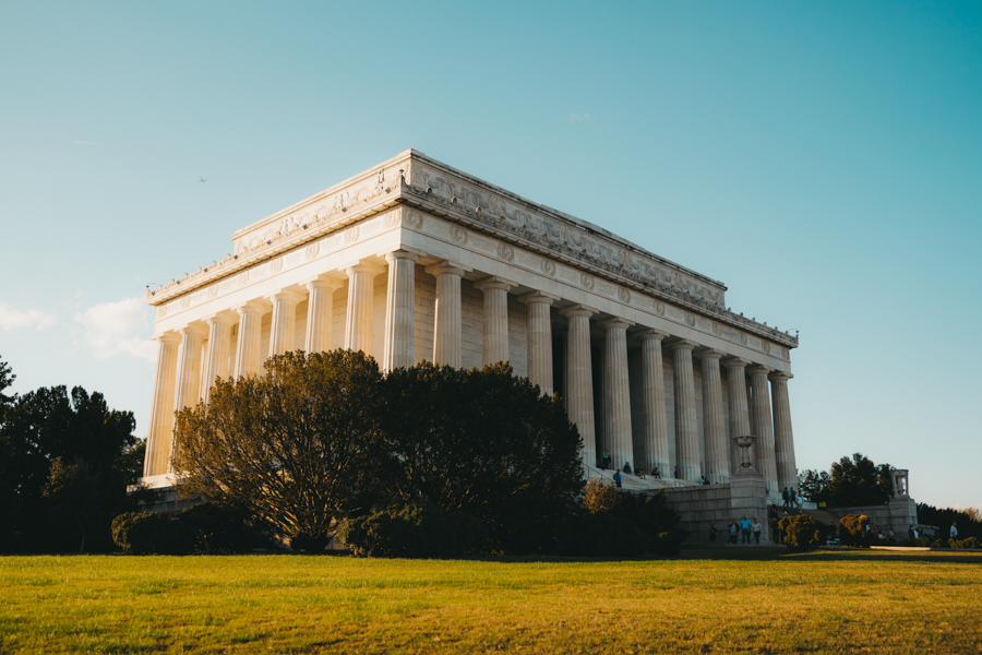 Outside picture of the Lincoln Memorial